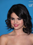 th_62954_Selena_Gomez_-_UNICEF_Ball_Honoring_Jerry_Weintraub_in_Beverly_Hills_-_December_10_2009_017_122_140lo.jpg