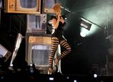 th_26729_celebrity-paradise.com-The_Elder-Rihanna_2010-01-01_-_performing_in_her_New_Year_party__074_122_180lo.jpg