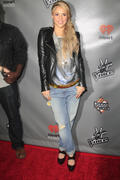 th_106169150_ShakiraarrivesatNBCsTheVoiceSeason4premiere02_122_234lo.jpg