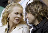 th_85994_Celebutopia-Nicole_Kidman_and_her_husband_watch_Novak_Djokovic_Lleyton_Hewitt_match-04_122_457lo.jpg
