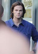 http://img216.imagevenue.com/loc565/th_957621112_On_the_set_of_Supernatural28a_122_565lo.jpg