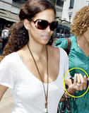 th_14953_Halle_Berry_out_to_lunch_in_LA_25_122_82lo.jpg