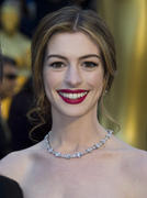 http://img216.imagevenue.com/loc345/th_885706645_Anne_Hathaway32_122_345lo.jpg