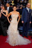 http://img216.imagevenue.com/loc467/th_63386_celebrity_paradise.com_TheElder_HalleBerry71_122_467lo.jpg