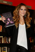 http://img216.imagevenue.com/loc519/th_07658_Hilary_Duff_signs_copies_of_her_new_book89_122_519lo.jpg